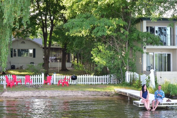 Enjoy your lakefront 10 person house located right on Lake Delton.