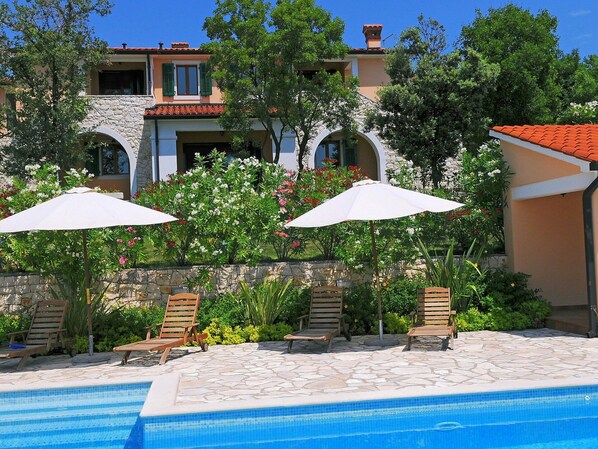 Propriété, Piscine, Immobilier, Maison, Bâtiment, Zone Résidentielle, Domicile, Parapluie, Ombre, Recours