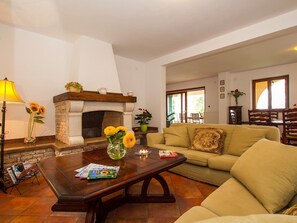 Salon, Pièce, Meubles, Propriété, Design Intérieur, Bâtiment, Table Basse, Table, Sol, Jaune