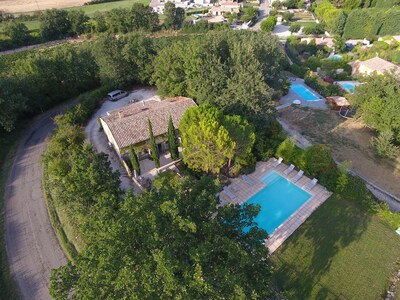 Ein geräumiges Familienhaus im Mas-Stil mit großem Pool inmitten von Weinbergen in der Nähe von Uzes.