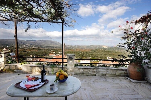 The central yard with the astonishing view.
