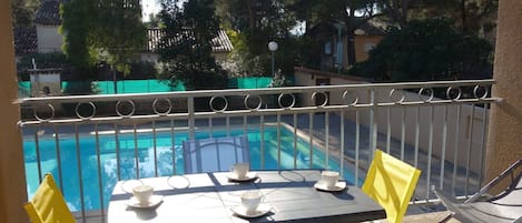 Proprietà, Backyard, Piscina, Tempo Libero, Terrazza, Tavolo, Casa, Casa, Cortile, Immobiliare