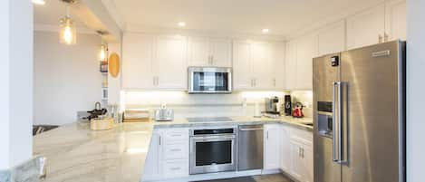 Recently remodeled gorgeous kitchen with stainless appliances, bar area