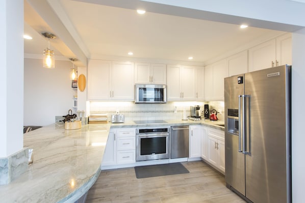 Recently remodeled gorgeous kitchen with stainless appliances, bar area