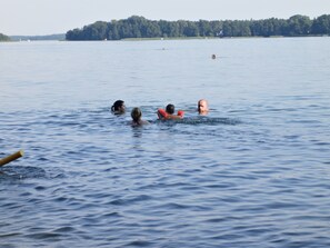 Baden im See vom Ruderboot