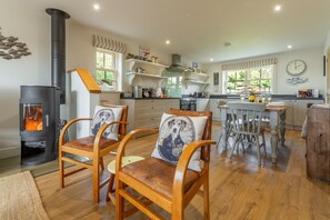 Wigeon Cottage: Open plan living area