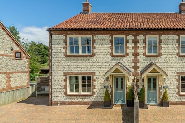 Wigeon Cottage: Front elevation