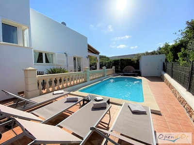 VILLA LUCA DE DISEÑO CONTEMPORÁNEO EN EL ESTILO IBIZANO EMBLEMÁTICO CIUDAD CALA D´OR.