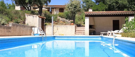 Pool house, piscine avec robot nettoyeur auto... et système d'alarme  enfants.