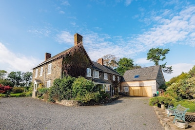 Charming Farmhouse, Vyrnwy Valley, fabulous countryside views, sleeps to 14