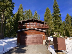 Bear Cub Cabin driveway parking for 2 vehicles 