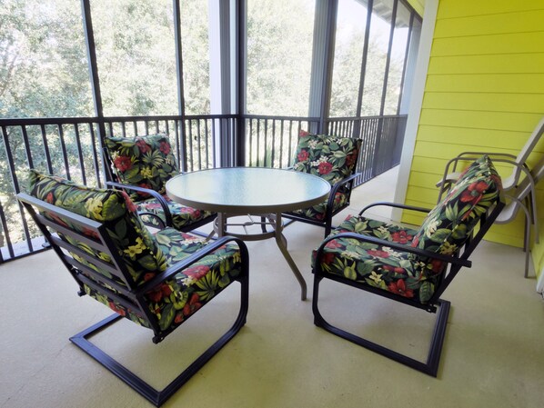 Huge screened balcony with room for 8 people