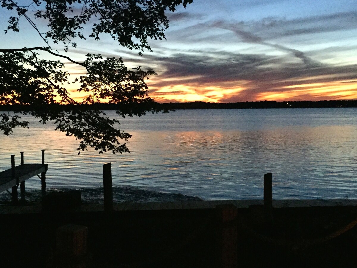 Lakeside Beautiful 1 Story Cottage With Panoramic View Of Peaceful Cayuga Lake<br><br>