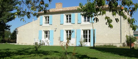 Gîtes-groupes-du-Grand-Courdeault : vue du jardin