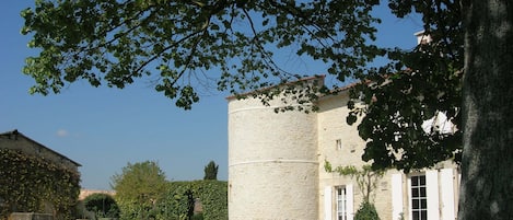 Les gîtes-du-Grand-Courdeault, la Tour de l'ancien château vue du tilleul