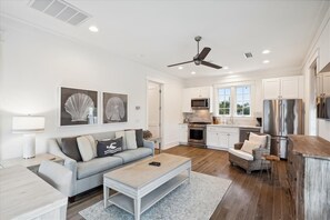Carriage House Included - Sleeps 4!