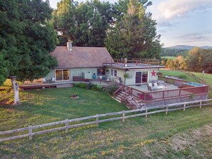 Lazy Acres Lodge with incredible views of the Blue Ridge Mountains. 2m to VHC