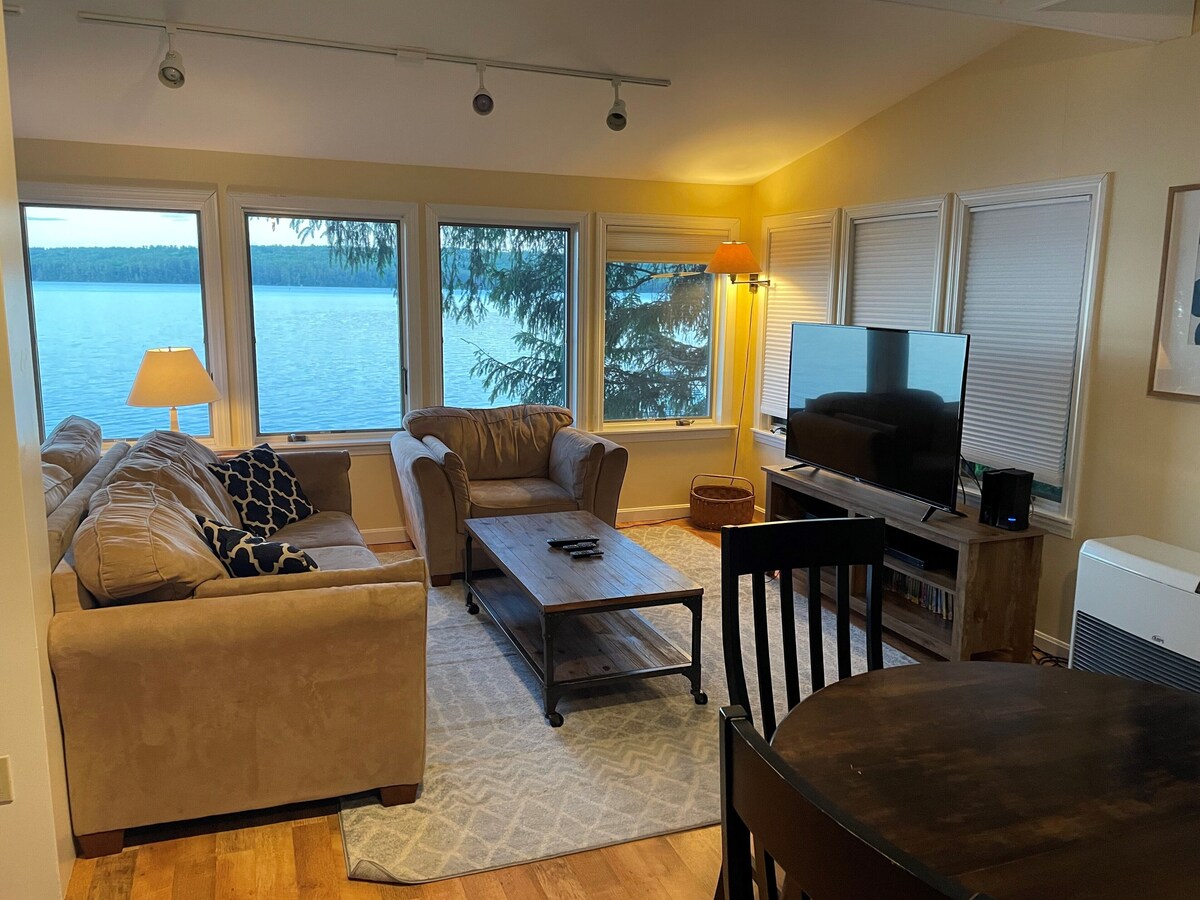 Immaculate Cottage On Beautiful Panther Pond