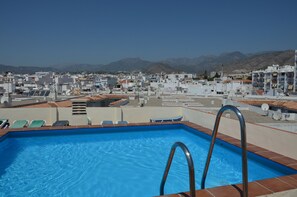 Roof terrace pool with view of mountains