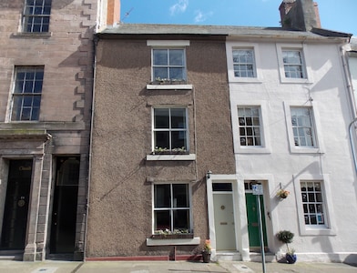 Georgian Grade II Listed Town House Short Walk To Beach