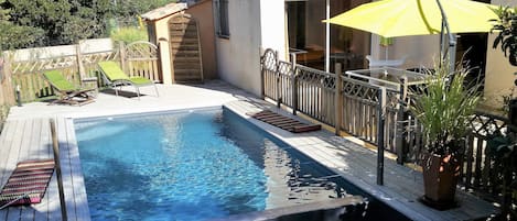 Piscine et terrasse coté sud, douche extérieure eau chaude