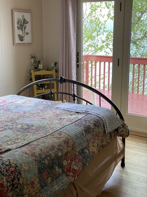 Queen bedroom overlooking bay 