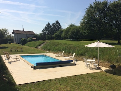 Hermosa casa rural con gran jardín y piscina privada.