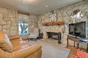 Living Room | Smart TV | Free WiFi | Wood-Burning Fireplace