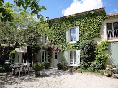 Traditional Provencal farmhouse with its chicken coop, organic vegetable garden 20 mins from Avignon