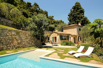 Provenzalische Villa in ruhigem Olivenhain mit Panoramablick