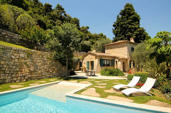 La Mouissone Guesthouse and swimming pool