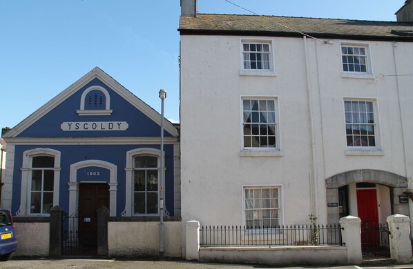 Front of Ty Capel with adjoining church Sunday School
