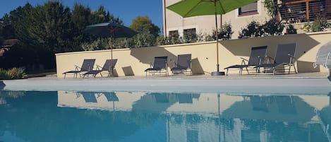 La piscine a l'arriere de la maison avec la terrasse