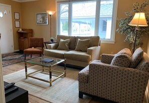 Living Room - Parkview Cottage - Niagara-on-the-Lake