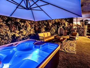 Hot Tub and Outdoor living area in the beautiful and relaxing Zen Garden!