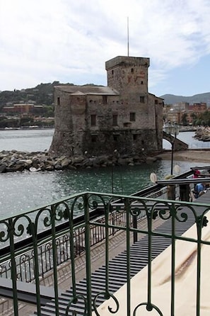 Veduta del Castello sul mare dal terrazzo