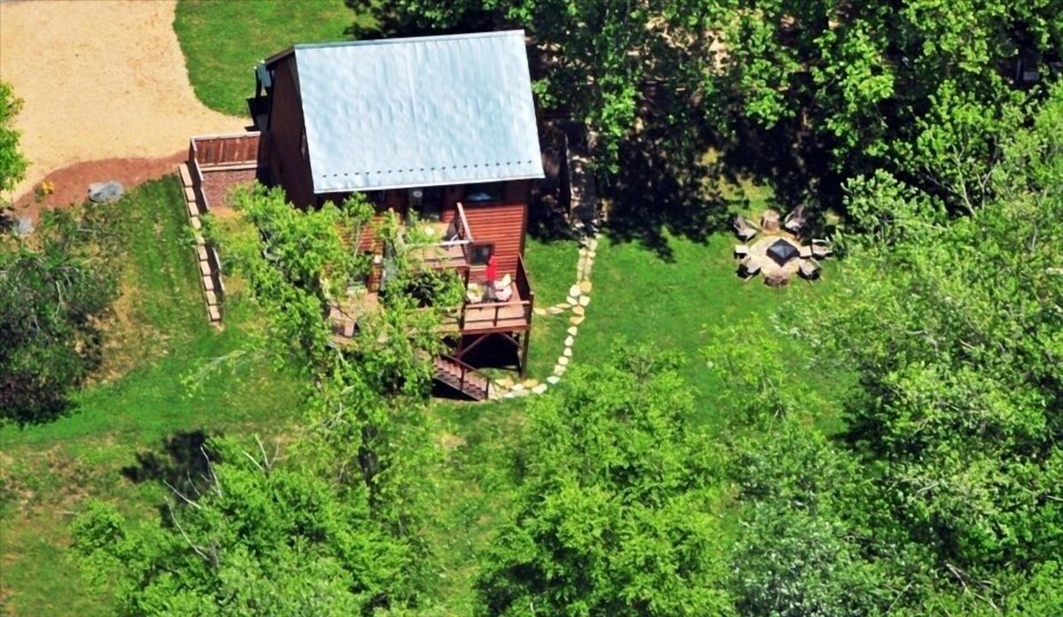 RIVERFRONT Cabin with HOT TUB Close to Asheville. CONTACT HOST before booking.