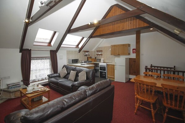 Tamarisk Cottage lounge and kitchen