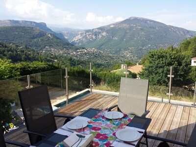 Blick auf die Berge und das Meer, Pool und große Terrassen 