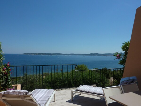 VUE SAINT-TROPEZ BAIE DES CANEBIERS CÉLÈBRE POUR "LA MADRAGUE DE BRIGITTE BARDOT