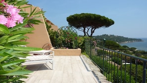 ACCES TERRASSE ET VUE SUR LA POINTE DES SARDINEAUX SURNOMMÉE "PETITE CORSE"