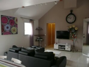 Spacious room: living area