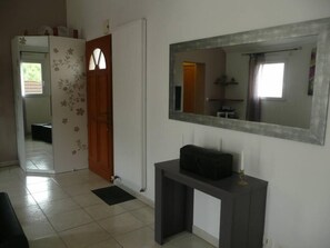 Spacious room: living area facing the street
