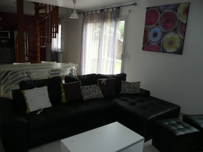 Spacious room: living area facing the garden