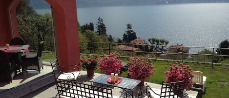 TERRAZZO DOVE RILASSARSI GODENDOSI UNA STUPENDA VISTA LAGO