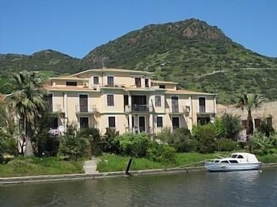 Charming Riverside Apartment, on the edge of the old town,