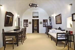 Dining Room, Main Residence