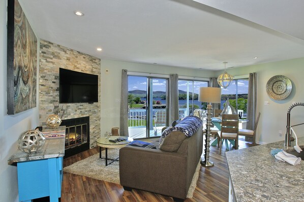 Welcome to 1305 Hillside and its phenomenal view!