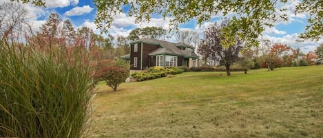 HILLTOP LODGE! A modern, 3 bedroom seasonal lodge, brought to you by USA Today featured 'vacation mansion', Hilltop Mansion in the Poconos. 