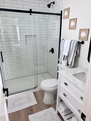 Plenty of space to clean up after a day at the beach!